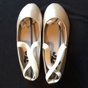 Girls size 2 gold ballet flats. NWT